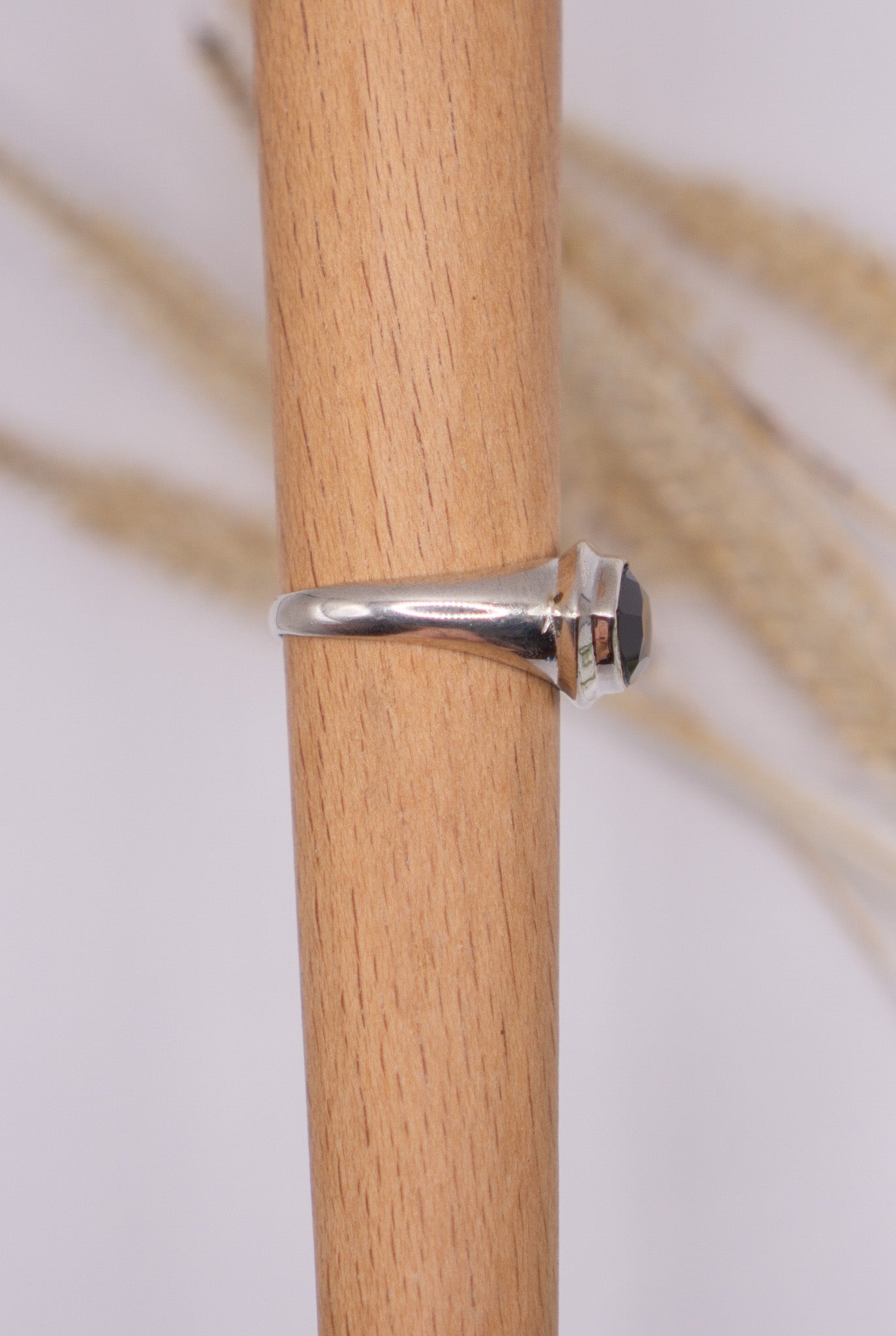 East/West Black Onyx Size 9