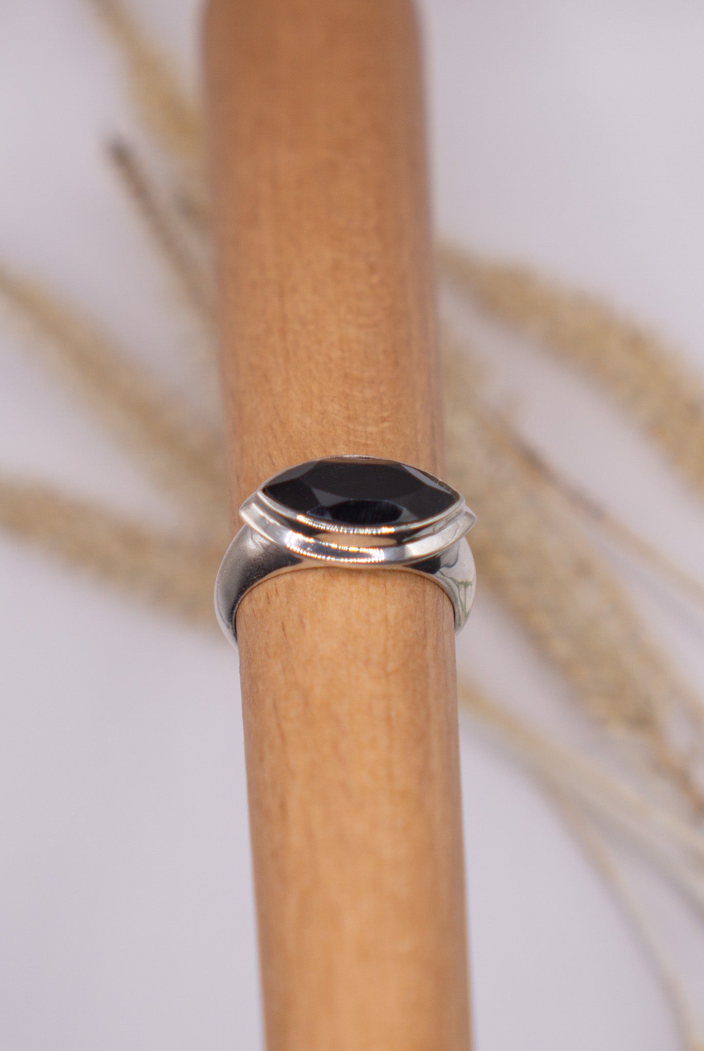 East/West Black Onyx Size 9